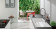 Villeroy & Boch Architectura 860.0 bílý kermaický dřez a černý květináč, černý stůl, černá mísa na ovoce, černá pracovní deska